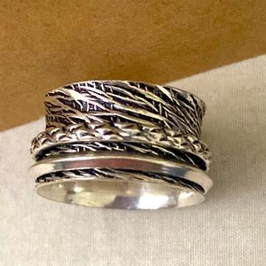 Pretty 925 marked spin ring size 7 1/2